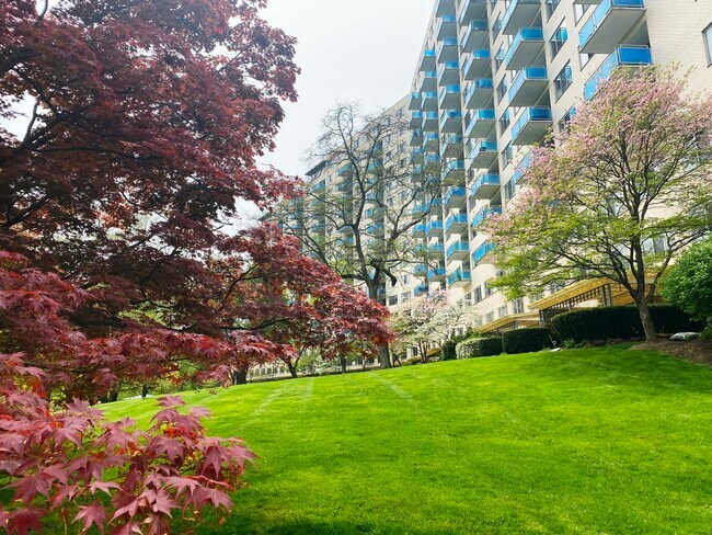 Foto del edificio - 10201 Grosvenor Pl