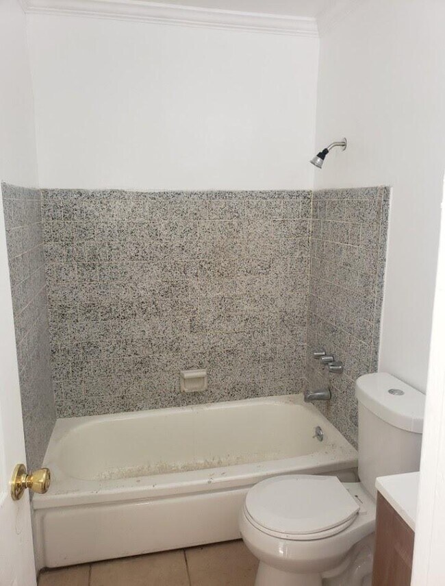 Building Photo - 712 S Acacia Ave