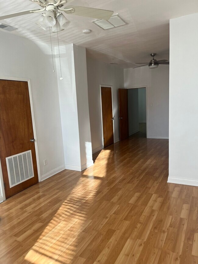 Foto del edificio - 2851 S Emerald Ave