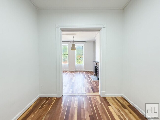 Foto del edificio - Massive Fort Greene 3-Bed 1-Bath / In Unit...