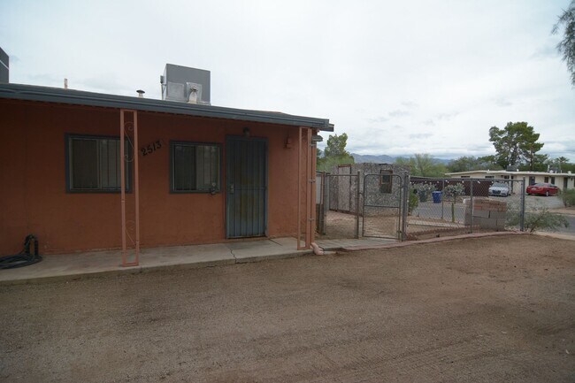 Foto del edificio - Charming 1 Bedroom 1 Bath Duplex! Great Central Tucson Location!