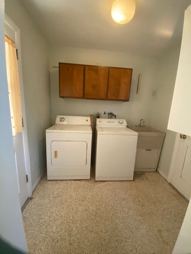 Building Photo - Cute 2/2 in Debary with new kitchen appliances!