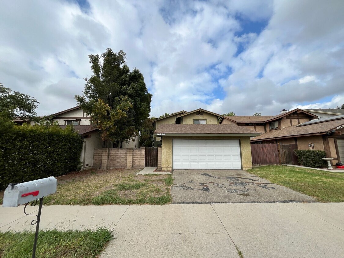 Primary Photo - Chatsworth 3+2.5 w/backyard, fireplace + 2...