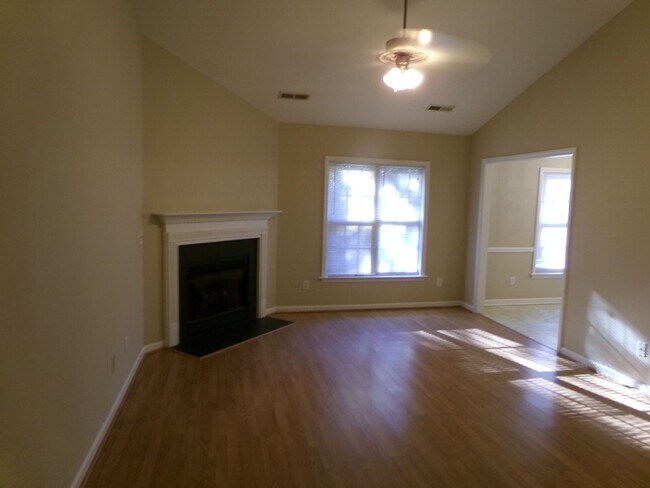 Foto del edificio - Near Silas Creek and Stratford Road