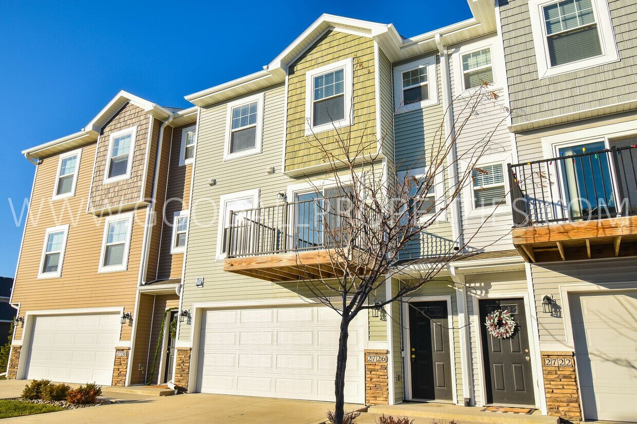 Primary Photo - 2 Bedroom 2.5 Bath 2 car garage Townhome i...