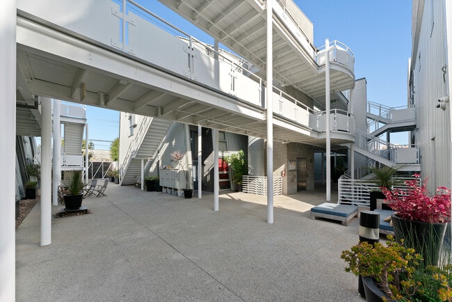 Foto del edificio - 615 Hampton Dr
