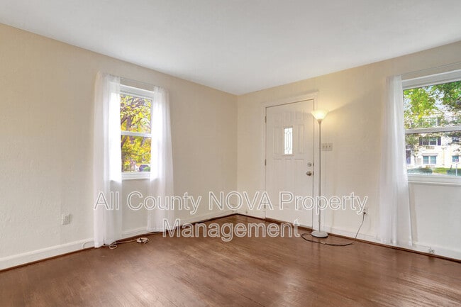 Foto del edificio - 2238 Farrington Ave