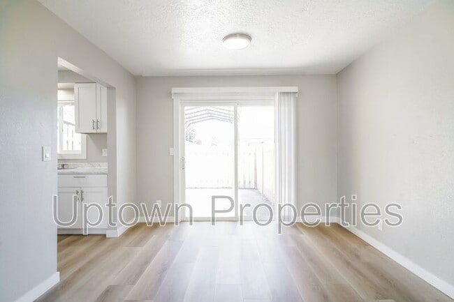 Foto del edificio - 466 N Adair St