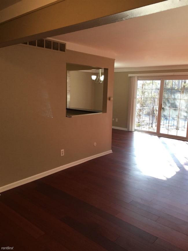 Building Photo - 408 Fox Hills Dr S