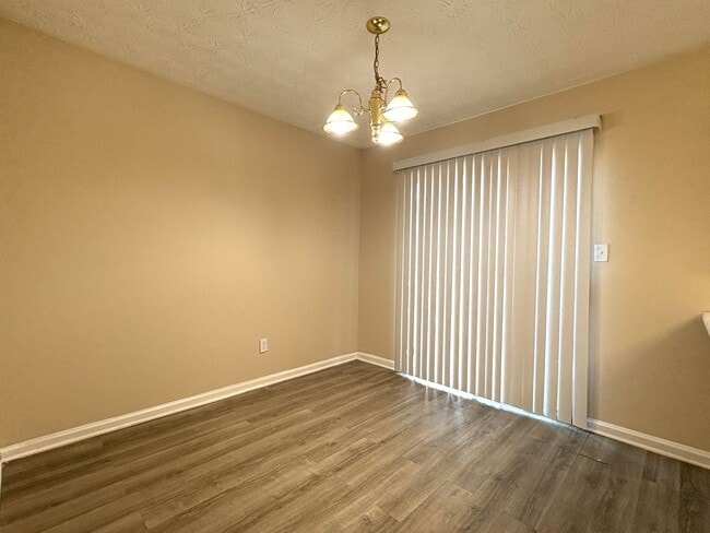 Building Photo - Spacious Townhouse with Convenient Location