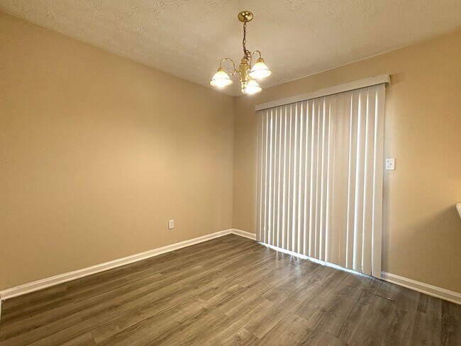 Foto del edificio - Spacious Townhouse with Convenient Location