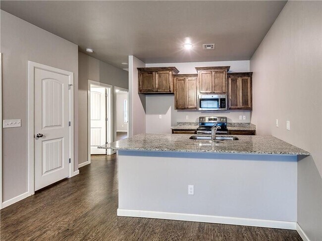 Building Photo - 2br 1ba with garage close to Tinker!!