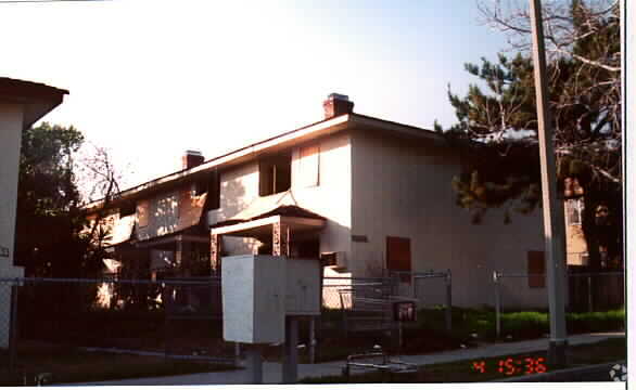 Building Photo - 1129 E La Deney Ct