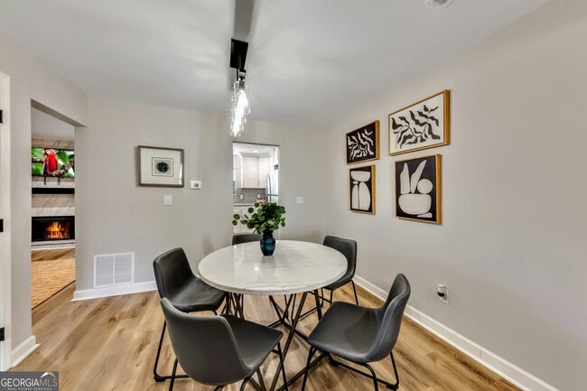 Foto del edificio - 1018 Falling Valley Ct SE