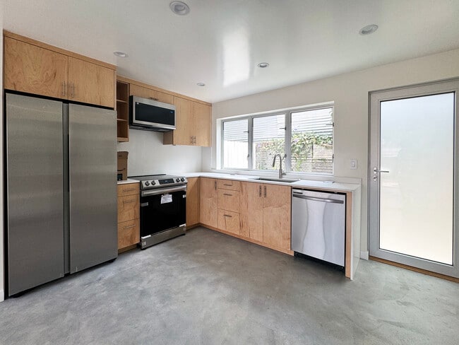 Building Photo - 5644 Aldama St