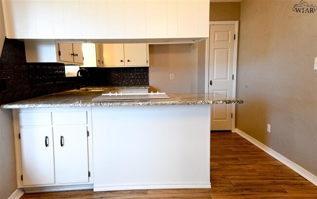 Building Photo - 5526 Russell Dr