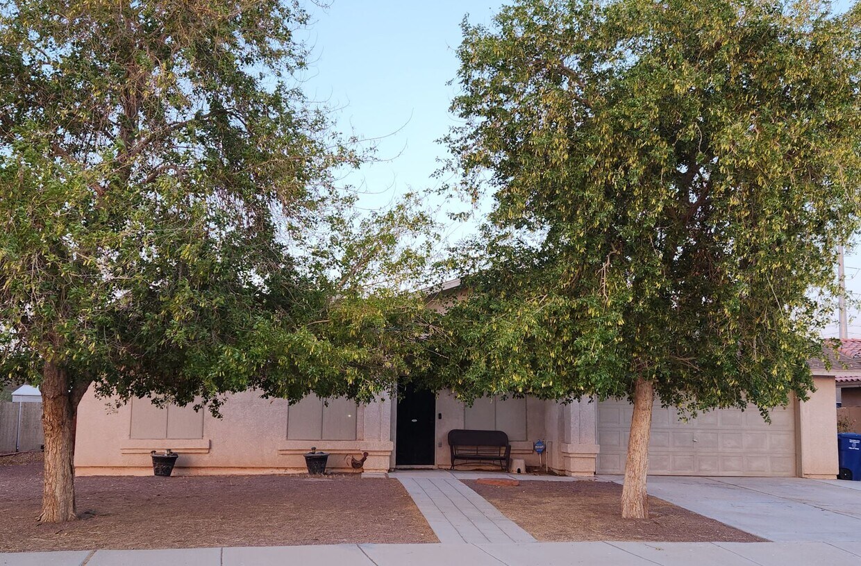 Foto principal - 4 bedroom, 2 bath in Ocotillo subdivision
