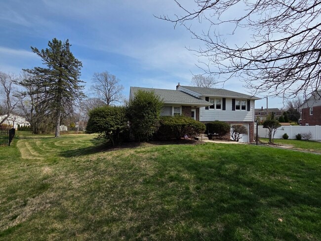 Building Photo - 811 Coppock Ln