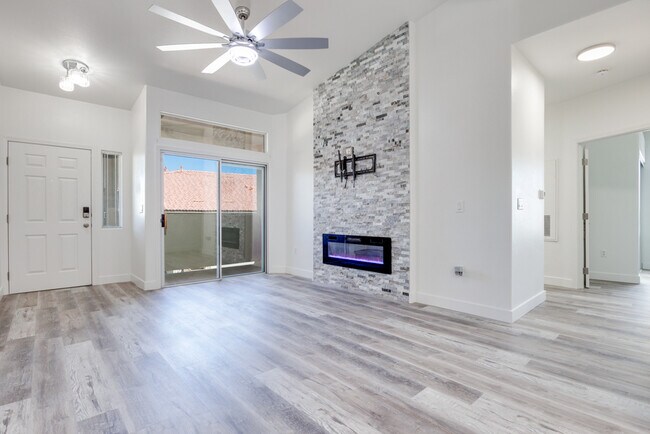 Building Photo - 2305 W Horizon Ridge Pkwy
