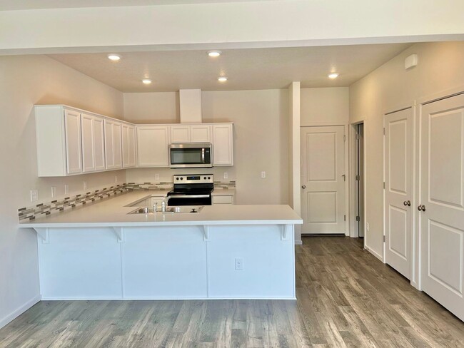 Foto del edificio - FREE RENT!! NEWER HOME IN EZ LIVING COMMUN...