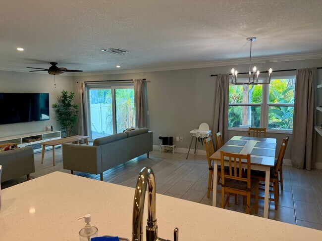 Building Photo - Updated 3 Bed 2.5 Bath Townhouse - SoHo / Hyde Park Area