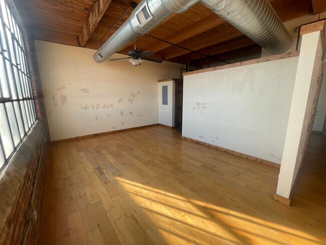 Building Photo - Large One Bedroom One bath Loft Apartment available Now!