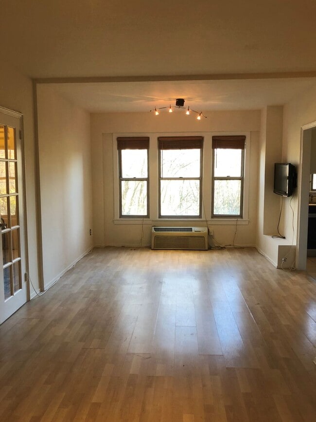 Building Photo - Centrally Located Junior One Bedroom in Georgetown/Dupont border. UTILITIES INCLUDED