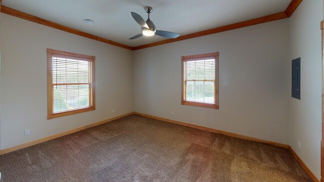 Building Photo - AVAILABLE AUGUST 1st! Cute Condo w/Securit...