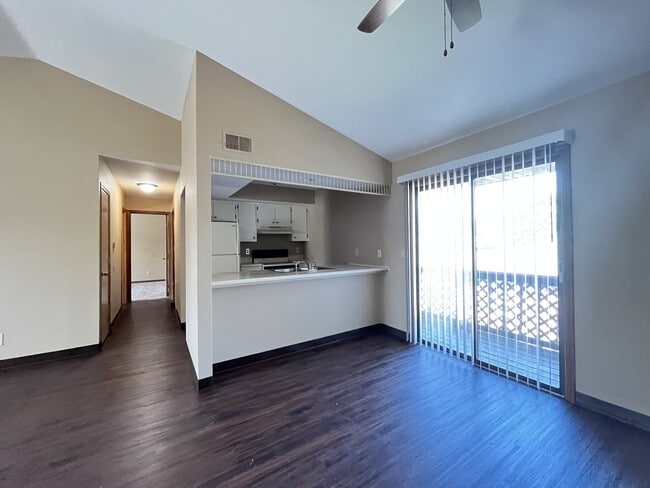 Building Photo - Lakewood Court Apartments