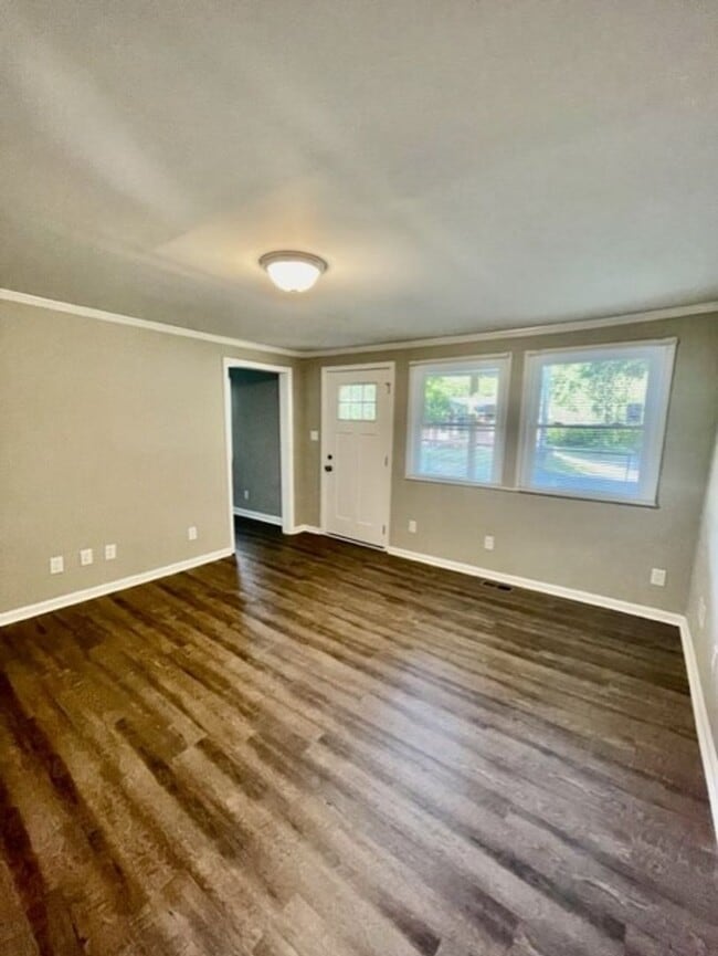 Building Photo - Don't miss out on this Adorable 2 bedroom ...