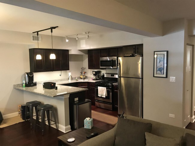 Building Photo - 5802 N Kenmore Ave