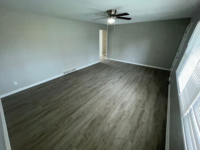 Building Photo - Charming 3-bedroom, 1.5-bathroom house loc...