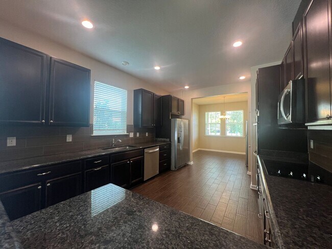 Foto del edificio - Stunning & Spacious  2 story home COMING S...