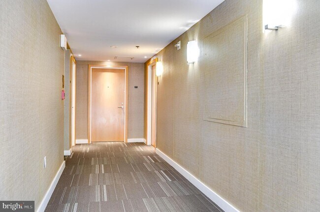 Foto del edificio - 675 E Street NW Unit 340