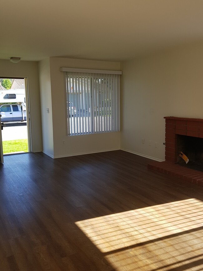 Building Photo - Victoria Village 3+2 Patio Home w/ 2-car g...
