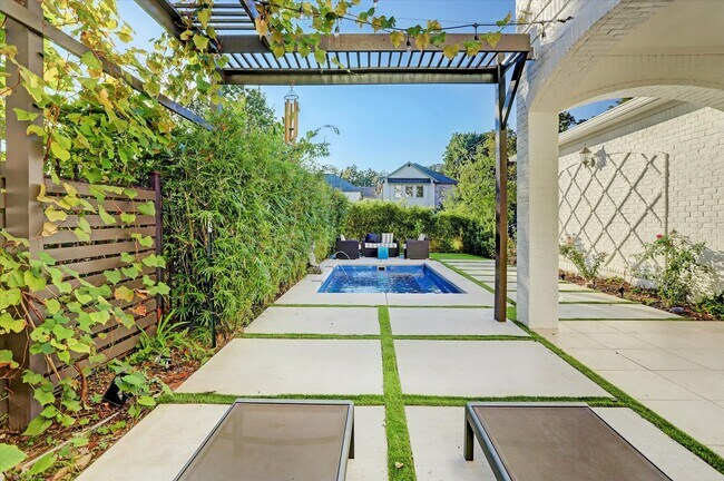 Foto del edificio - 1502 Whispering Pines Dr