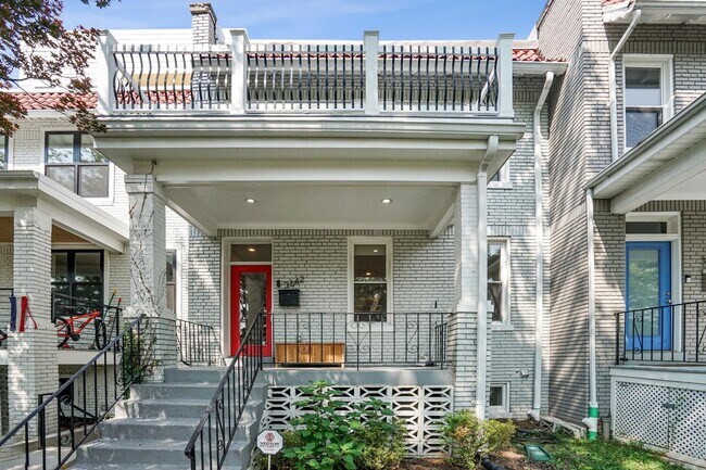 Building Photo - 4BR/3.5BA Updated Row-Home with Beautiful ...