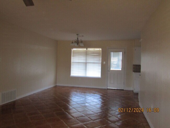 Building Photo - Home located in the Cache area!