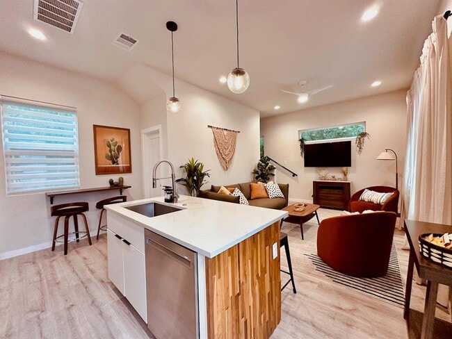 Building Photo - 4706 Sylvandale Dr