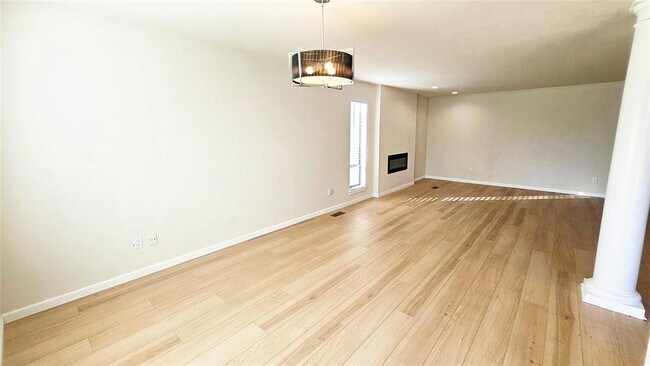 Foto del edificio - 11921 Shady Trail Ln