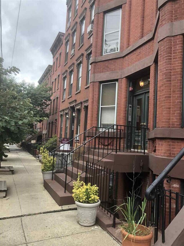 Foto principal - 234 6th St