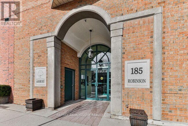 Building Photo - 185 Robinson St