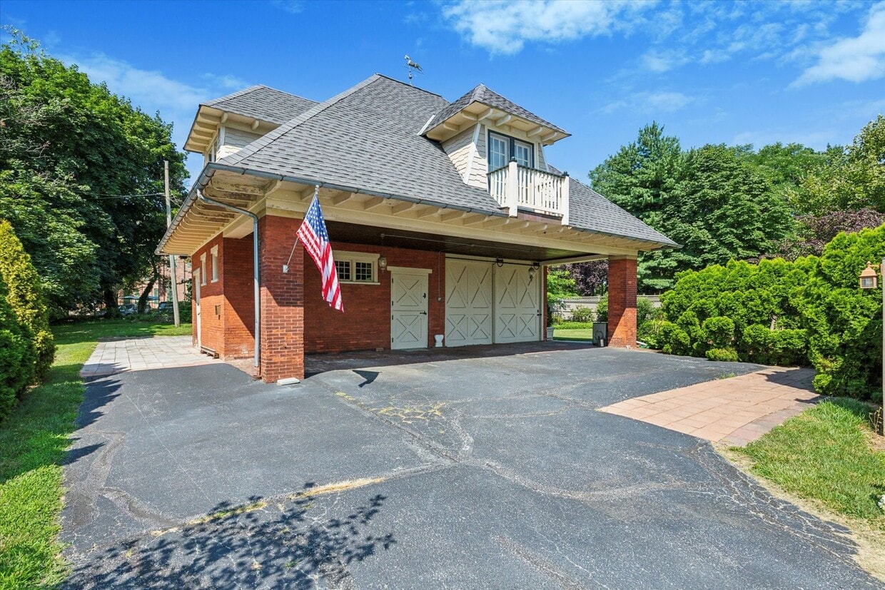 Primary Photo - Renovated 2-Bed Carriage Home with Private...
