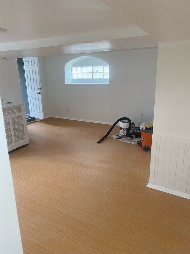 Sala de estar mirando hacia la puerta de entrada - 4860 N 8th St