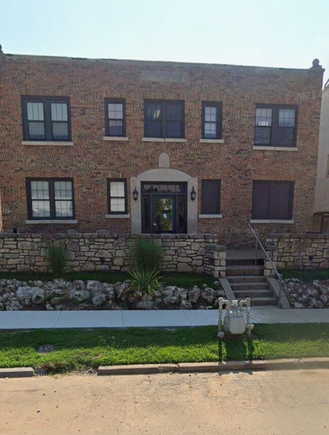 Building Photo - 1415 S Quincy Ave