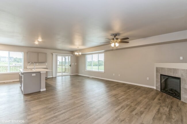 Photo - 927 Aiden St House