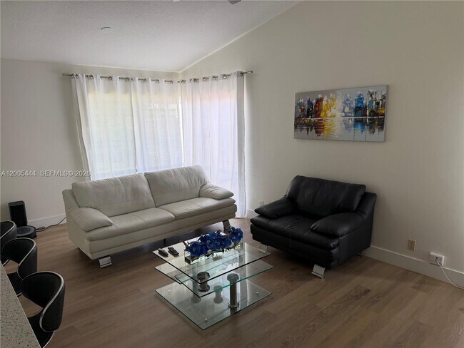 Foto del edificio - 8611 NW 51st Ct