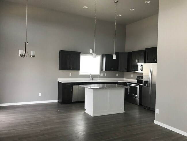 Building Photo - 3 Bed 3 Bath
