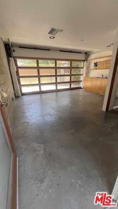 Building Photo - 656 Angelus Pl