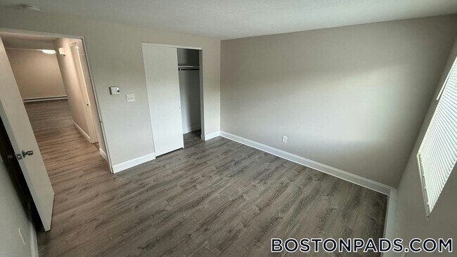 Foto del edificio - 310 Thompson Rd